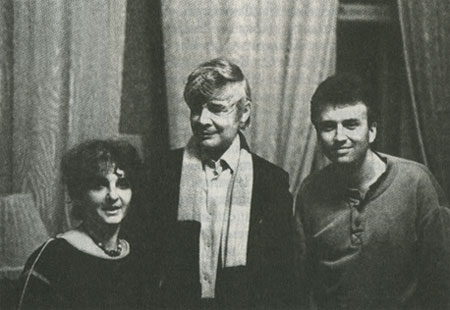 На вечере В. Коротича в Доме архитектора. Слева направо: Н. Шмелькова, В. Ерофеев и сотрудник ДА А. Майоров. Москва, 10 октября, 1988.